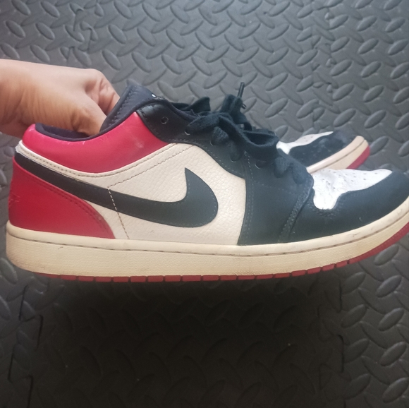 Men Nike Air Jordan 1 low black toe sneakers - Picture 6 of 16